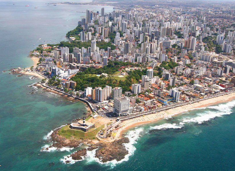 O prefeito ACM Neto sancionou nesta quarta-feira a lei que faz uma nova delimitação dos bairros de Salvador. Com isso, a cidade passa a ter 163 bairros, incluindo as três ilhas – de Maré, dos Frades e de Bom Jesus dos Passos; segundo ele, essa era uma demanda aguardada há décadas pela cidade; "Antes disso, tínhamos o reconhecimento formal de apenas 32 bairros. A nova delimitação tem implicações jurídicas e sociais importantes. Agora, diante dessa realidade dos novos bairros da cidade, vamos poder organizar e planejar todo o futuro de Salvador", disse o democrata"; confira a lista completa com todos os bairros da capital baiana (Foto: Romulo Faro) O prefeito ACM Neto sancionou nesta quarta-feira a lei que faz uma nova delimitação dos bairros de Salvador. Com isso, a cidade passa a ter 163 bairros, incluindo as três ilhas – de Maré, dos Frades e de Bom Jesus dos Passos; segundo ele, essa era uma demanda aguardada há décadas pela cidade; "Antes disso, tínhamos o reconhecimento formal de apenas 32 bairros. A nova delimitação tem implicações jurídicas e sociais importantes. Agora, diante dessa realidade dos novos bairros da cidade, vamos poder organizar e planejar todo o futuro de Salvador", disse o democrata"; confira a lista completa com todos os bairros da capital baiana
