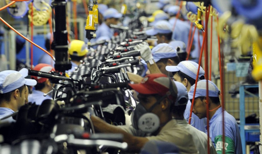 Produção industrial brasileira registrou queda de 0,1% em janeiro, na comparação com o mês anterior, informou o IBGE nesta quarta-feira, 8; na comparação com o mesmo mês do ano anterior, a produção subiu 1,4% (Foto: Aquiles Lins) Produção industrial brasileira registrou queda de 0,1% em janeiro, na comparação com o mês anterior, informou o IBGE nesta quarta-feira, 8; na comparação com o mesmo mês do ano anterior, a produção subiu 1,4%
