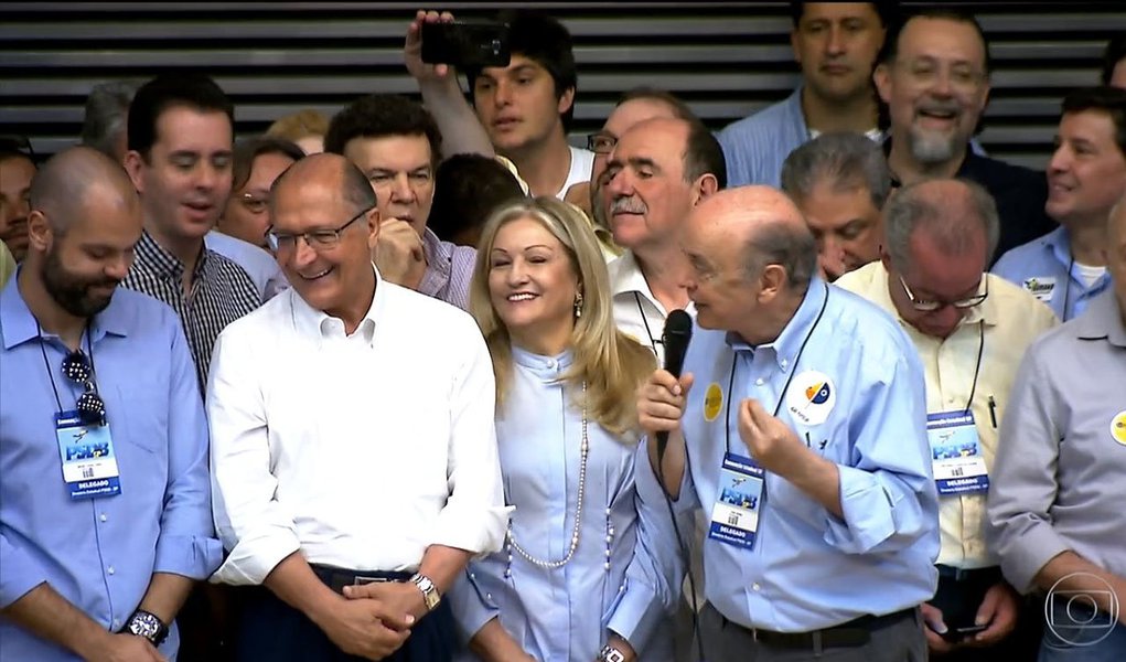 Com gritos de "fora, Aécio", a convenção estadual do PSDB-SP, realizada neste domingo (12), na Assembleia Legislativa de São Paulo, mostrou que o racha no tucanato não cicatrizou;"Ele deveria colocar o pijama e voltar para a casa", disse à imprensa Pedro Tobias, reconduzido no dia à presidência do diretório paulista da sigla, sobre Aécio Neves; "Quieto ele ajuda mais", completou (Foto: Giuliana Miranda) Com gritos de "fora, Aécio", a convenção estadual do PSDB-SP, realizada neste domingo (12), na Assembleia Legislativa de São Paulo, mostrou que o racha no tucanato não cicatrizou;"Ele deveria colocar o pijama e voltar para a casa", disse à imprensa Pedro Tobias, reconduzido no dia à presidência do diretório paulista da sigla, sobre Aécio Neves; "Quieto ele ajuda mais", completou