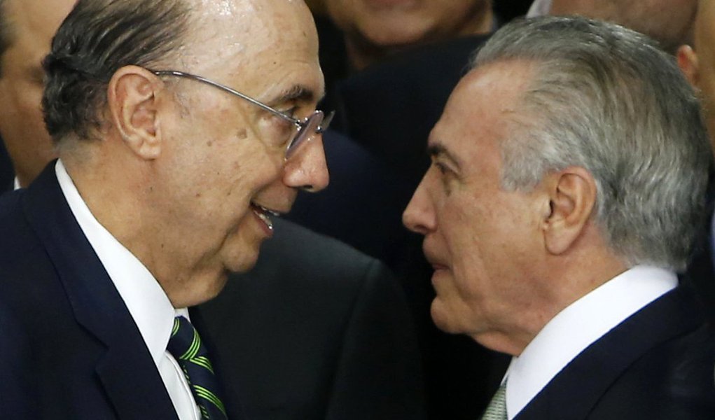 Para especialistas, os resultados do PIB divulgados ontem, indicando um recuo de 3,6%, mostram que a economia brasileira chegou ao fundo do poço e experimentou o período mais agudo de sua crise; pela primeira vez desde o início da série histórica do IBGE, iniciada em 1996, todos os principais indicadores do PIB tiveram recuo; houve queda no investimento (10,2%), na agropecuária (6,6%), no consumo das famílias (4,2%) e na indústria (3,8%); a retomada, eles preveem, deve ser lenta; a instabilidade política e a operação Lava Jato colocam freios em previsões mais otimistas; há ainda alguma dúvida sobre o desemprego e a retomada de investimentos no curto prazo (Foto: Giuliana Miranda) Para especialistas, os resultados do PIB divulgados ontem, indicando um recuo de 3,6%, mostram que a economia brasileira chegou ao fundo do poço e experimentou o período mais agudo de sua crise; pela primeira vez desde o início da série histórica do IBGE, iniciada em 1996, todos os principais indicadores do PIB tiveram recuo; houve queda no investimento (10,2%), na agropecuária (6,6%), no consumo das famílias (4,2%) e na indústria (3,8%); a retomada, eles preveem, deve ser lenta; a instabilidade política e a operação Lava Jato colocam freios em previsões mais otimistas; há ainda alguma dúvida sobre o desemprego e a retomada de investimentos no curto prazo