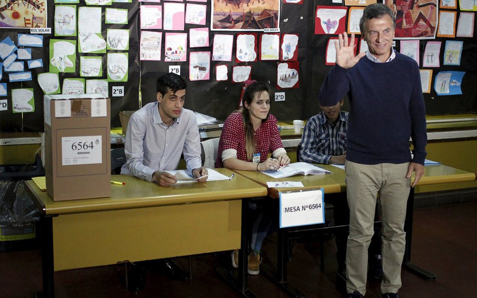 "Os programas de restauração neoliberal dos governos de Macri e de Temer são muito similares, assim como o pessoal de CEOs e banqueiros que governam, bem como pelo fracasso na recuperação econômica e seus efeitos sociais desastrosos. Similares também as campanhas políticas contra a oposição – desqualificação dos governos anteriores e acusações desenfreadas de corrupção contra a Cristina lá e contra o Lula aqui", diz o colunista do 247 Emir Sader sobre o resultado das eleições na Argentina (Foto: Emir Sader) "Os programas de restauração neoliberal dos governos de Macri e de Temer são muito similares, assim como o pessoal de CEOs e banqueiros que governam, bem como pelo fracasso na recuperação econômica e seus efeitos sociais desastrosos. Similares também as campanhas políticas contra a oposição – desqualificação dos governos anteriores e acusações desenfreadas de corrupção contra a Cristina lá e contra o Lula aqui", diz o colunista do 247 Emir Sader sobre o resultado das eleições na Argentina