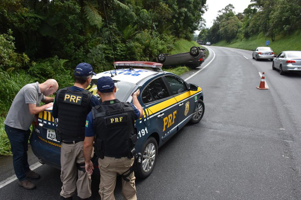 Balanço divulgado pela Polícia Rodoviária Federal (PRF) apontou que, nos seis dias de Carnaval, 20 pessoas morreram nas estradas federais que cortam o Paraná; o número representa mais que dobrou em relação ao mesmo feriado no ano passado, quando oito pessoas perderam a vida em rodovias federais; segundo a PRF, 196 pessoas ficaram feridas nos 192 acidentes atendidos no estado; das 192 situações, 43 foram graves (com mortes ou pessoas gravemente feridas) (Foto: Leonardo Lucena) Balanço divulgado pela Polícia Rodoviária Federal (PRF) apontou que, nos seis dias de Carnaval, 20 pessoas morreram nas estradas federais que cortam o Paraná; o número representa mais que dobrou em relação ao mesmo feriado no ano passado, quando oito pessoas perderam a vida em rodovias federais; segundo a PRF, 196 pessoas ficaram feridas nos 192 acidentes atendidos no estado; das 192 situações, 43 foram graves (com mortes ou pessoas gravemente feridas)