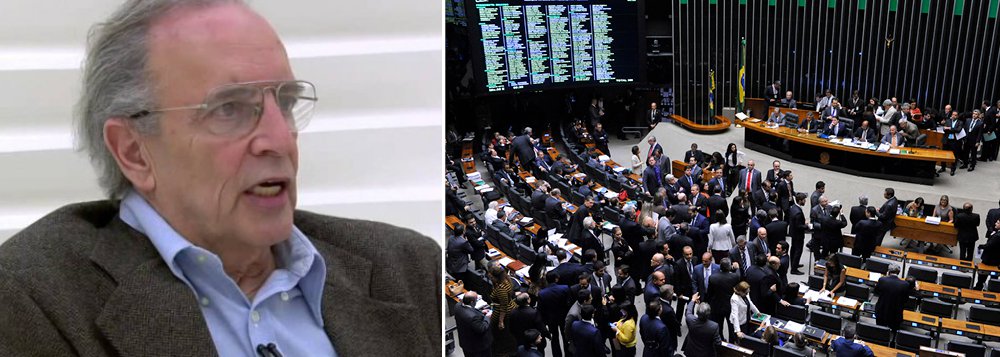 Para Jânio de Freitas, a reforma política "melhor se chamaria reforma eleitoral", com as duas mudanças propostas pelos deputados: o chamado voto 'distritão' e o aumento expressivo no fundo eleitoral; "O novo sistema inovará para pior. Interpretado, em geral, como facilitador de reeleição das cúpulas partidárias, mais do que isso, facilitará a intervenção eleitoral de determinadas organizações", escreve Jânio em sua coluna deste domingo (Foto: Romulo Faro) Para Jânio de Freitas, a reforma política "melhor se chamaria reforma eleitoral", com as duas mudanças propostas pelos deputados: o chamado voto 'distritão' e o aumento expressivo no fundo eleitoral; "O novo sistema inovará para pior. Interpretado, em geral, como facilitador de reeleição das cúpulas partidárias, mais do que isso, facilitará a intervenção eleitoral de determinadas organizações", escreve Jânio em sua coluna deste domingo