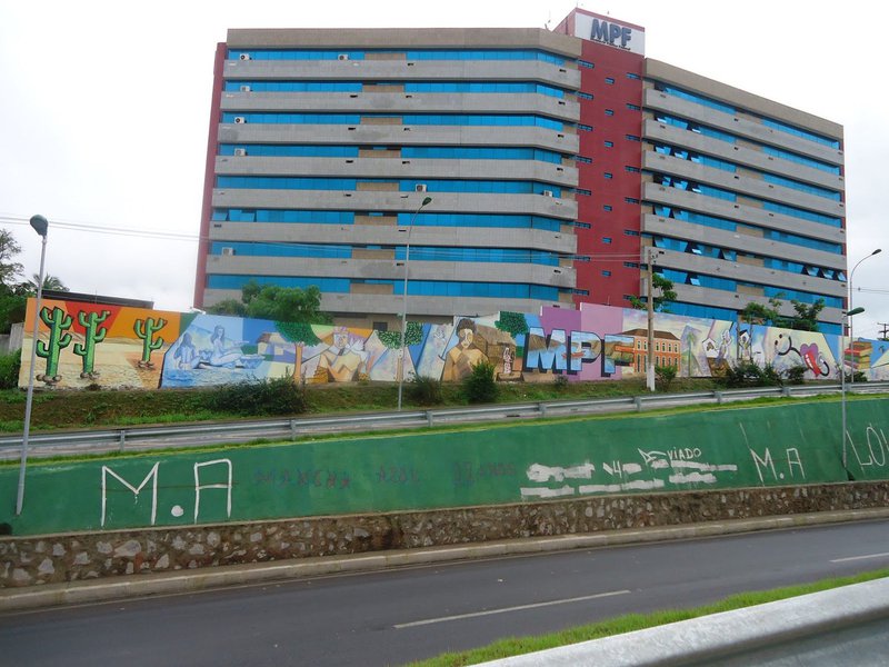 O Ministério Público Federal em Alagoas (AL) denunciou dois ex-prefeitos do município de São Luiz do Quitunde por fraude em licitação para locação de veículos destinados ao transporte escolar municipal, com recursos do Fundo de Manutenção e Desenvolvimento da Educação Básica e de Valorização dos Profissionais da Educação (Fundeb); denúncias foram feitas contra Cícero Cavalcanti (2007 e 2008) e outra contra Eraldo Pedro, quando ocupou o mesmo cargo nos anos de 2012 e 2013 (Foto: Voney Malta) O Ministério Público Federal em Alagoas (AL) denunciou dois ex-prefeitos do município de São Luiz do Quitunde por fraude em licitação para locação de veículos destinados ao transporte escolar municipal, com recursos do Fundo de Manutenção e Desenvolvimento da Educação Básica e de Valorização dos Profissionais da Educação (Fundeb); denúncias foram feitas contra Cícero Cavalcanti (2007 e 2008) e outra contra Eraldo Pedro, quando ocupou o mesmo cargo nos anos de 2012 e 2013