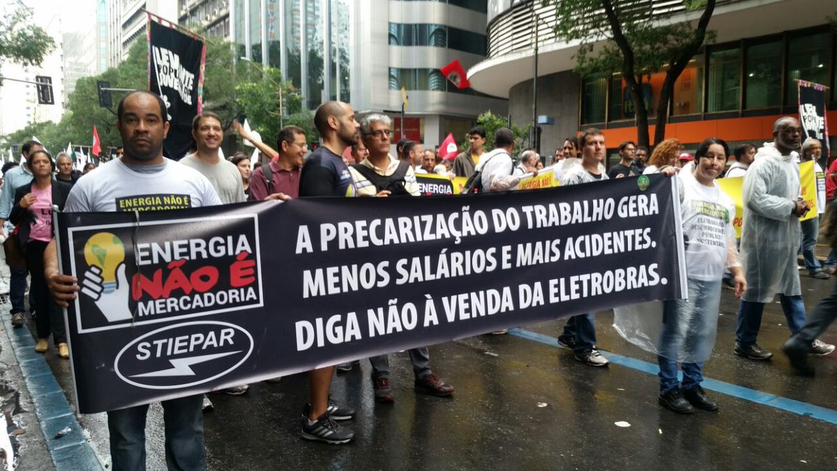 Concentrados nesta terça-feira 3 em frente à sede da Eletrobras no Rio de Janeiro, em ato em defesa das estatais brasileiras e da soberania nacional, sindicalistas e integrantes de movimentos sociais denunciaram irregularidades na proposta de venda das distribuidoras da empresa de energia pelo governo Temer; denúncias apresentadas pela Associação de trabalhadores da Eletrobrás (AEEL) na semana passada envolvem o presidente da companhia, Wilson Ferreira (Foto: Gisele Federicce) Concentrados nesta terça-feira 3 em frente à sede da Eletrobras no Rio de Janeiro, em ato em defesa das estatais brasileiras e da soberania nacional, sindicalistas e integrantes de movimentos sociais denunciaram irregularidades na proposta de venda das distribuidoras da empresa de energia pelo governo Temer; denúncias apresentadas pela Associação de trabalhadores da Eletrobrás (AEEL) na semana passada envolvem o presidente da companhia, Wilson Ferreira