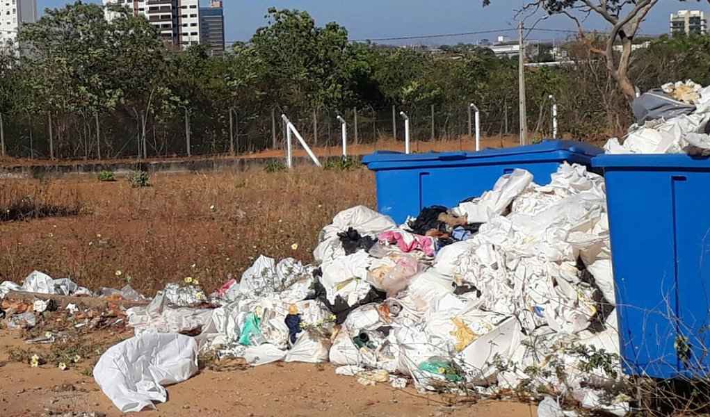Uma lei em vigor no Tocantins prevê multa de até um salário mínimo quem jogar lixo nas ruas, praças, jardins, escadarias ou em qualquer área pública; a lei vale para pedestres e para quem jogar lixo pela janela dos veículos ou dos prédios; quem descumprir as normas será multado em meio salário mínimo; em caso de reincidência, a multa será de um salário mínimo (Foto: Leonardo Lucena) Uma lei em vigor no Tocantins prevê multa de até um salário mínimo quem jogar lixo nas ruas, praças, jardins, escadarias ou em qualquer área pública; a lei vale para pedestres e para quem jogar lixo pela janela dos veículos ou dos prédios; quem descumprir as normas será multado em meio salário mínimo; em caso de reincidência, a multa será de um salário mínimo