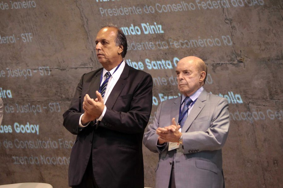 O governador do Rio, Luiz Fernando Pezão, e o vice, Francisco Dornelles foram cassados pelo plenário do tribunal no início de fevereiro, por abuso de poder econômico e político; de acordo com o TRE, o governo fluminense concedeu benefícios financeiros a empresas como contrapartida para doações posteriores à campanha dos dois, na eleição de 2014 (Foto: Leonardo Lucena) O governador do Rio, Luiz Fernando Pezão, e o vice, Francisco Dornelles foram cassados pelo plenário do tribunal no início de fevereiro, por abuso de poder econômico e político; de acordo com o TRE, o governo fluminense concedeu benefícios financeiros a empresas como contrapartida para doações posteriores à campanha dos dois, na eleição de 2014