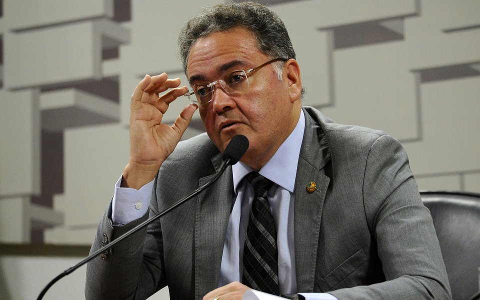 O senador Roberto Rocha (PSB-MA) é o quinto maior devedor entre os 83 parlamentares que compõem o Senado. É o que aponta um levantamento divulgado pela Procuradoria-Geral da Fazenda Nacional (PGFN), em trabalho produzido pela Coordenação-Geral de Estratégias de Recuperação de Crédito. O parlamentar possui dívida ativa com a união de R$ 283,6 mil; João Alberto de Souza (PMDB-MA) tem dívida de R$ 38,2 mil (Foto: Leonardo Lucena) O senador Roberto Rocha (PSB-MA) é o quinto maior devedor entre os 83 parlamentares que compõem o Senado. É o que aponta um levantamento divulgado pela Procuradoria-Geral da Fazenda Nacional (PGFN), em trabalho produzido pela Coordenação-Geral de Estratégias de Recuperação de Crédito. O parlamentar possui dívida ativa com a união de R$ 283,6 mil; João Alberto de Souza (PMDB-MA) tem dívida de R$ 38,2 mil
