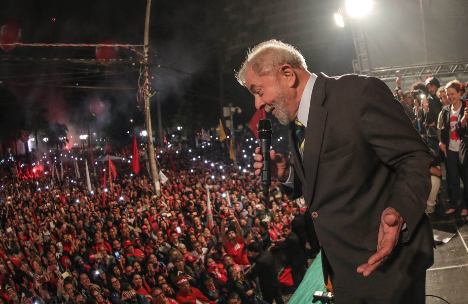 "Por diferentes ângulos que se olhe, Lula venceu o round de ontem no depoimento a Sérgio Moro, ainda que não tenha mudado em nada as 'convicções' do juiz e da Lava Jato", diz a colunista do 247 Tereza Cruvinel; "Os vídeos que continuam sendo vistos por milhões Internet afora mostram que Lula cravou duas estacas sobre o que será a história da Lava Jato: a de que vem sendo perseguido (pelo que fez e representa) e acusado sem provas, um estigma nefasto para qualquer juiz; e a de que vem sendo massacrado por uma mídia associada aos acusadores, o que faz dela uma perdedora lateral. Pois se não é parte formal do processo, é instrumento indiscutível dele" (Foto: Tereza Cruvinel) "Por diferentes ângulos que se olhe, Lula venceu o round de ontem no depoimento a Sérgio Moro, ainda que não tenha mudado em nada as 'convicções' do juiz e da Lava Jato", diz a colunista do 247 Tereza Cruvinel; "Os vídeos que continuam sendo vistos por milhões Internet afora mostram que Lula cravou duas estacas sobre o que será a história da Lava Jato: a de que vem sendo perseguido (pelo que fez e representa) e acusado sem provas, um estigma nefasto para qualquer juiz; e a de que vem sendo massacrado por uma mídia associada aos acusadores, o que faz dela uma perdedora lateral. Pois se não é parte formal do processo, é instrumento indiscutível dele"
