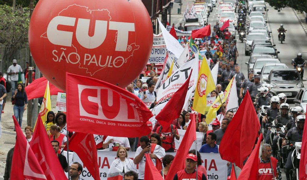 Agenda da central começa na quarta-feira (13), dia em que o ex-presidente Luiz Inácio Lula da Silva presta depoimento em Curitiba; continua na quinta-feira (14) com atividades contra a reforma trabalhista; "Essa proposta aprovada por esse governo e esse Congresso corrupto acaba com sua carteira assinada", afirma o presidente da CUT, Vagner Freitas (Foto: Aquiles Lins) Agenda da central começa na quarta-feira (13), dia em que o ex-presidente Luiz Inácio Lula da Silva presta depoimento em Curitiba; continua na quinta-feira (14) com atividades contra a reforma trabalhista; "Essa proposta aprovada por esse governo e esse Congresso corrupto acaba com sua carteira assinada", afirma o presidente da CUT, Vagner Freitas