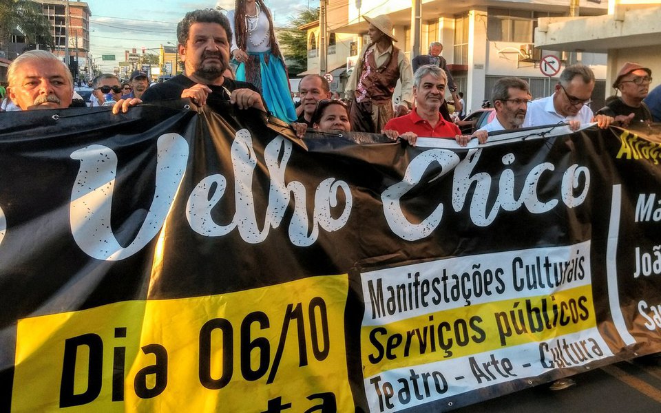 O líder da Oposição no Senado, Humberto Costa (PT), mostrou-se confiante quanto ao papel da sociedade para barrar os planos do governo de Michel Temer de privatizar o setor elétrico, iniciativa que, segundo ele, já estava nos planos dos que derrubaram o governo de Dilma Rousseff; "O governo ilegítimo quer vender a preço de banana patrimônios nacionais como são a Chesf e a Eletrobrás. Mas não será fácil. Constatamos que há uma grande mobilização contra essa sanha privatista, no fundo, um dos verdadeiros motivos de terem dado o golpe e afastado do poder uma presidenta legítima (Dilma Rousseff)", declarou (Foto: Paulo Emílio) O líder da Oposição no Senado, Humberto Costa (PT), mostrou-se confiante quanto ao papel da sociedade para barrar os planos do governo de Michel Temer de privatizar o setor elétrico, iniciativa que, segundo ele, já estava nos planos dos que derrubaram o governo de Dilma Rousseff; "O governo ilegítimo quer vender a preço de banana patrimônios nacionais como são a Chesf e a Eletrobrás. Mas não será fácil. Constatamos que há uma grande mobilização contra essa sanha privatista, no fundo, um dos verdadeiros motivos de terem dado o golpe e afastado do poder uma presidenta legítima (Dilma Rousseff)", declarou