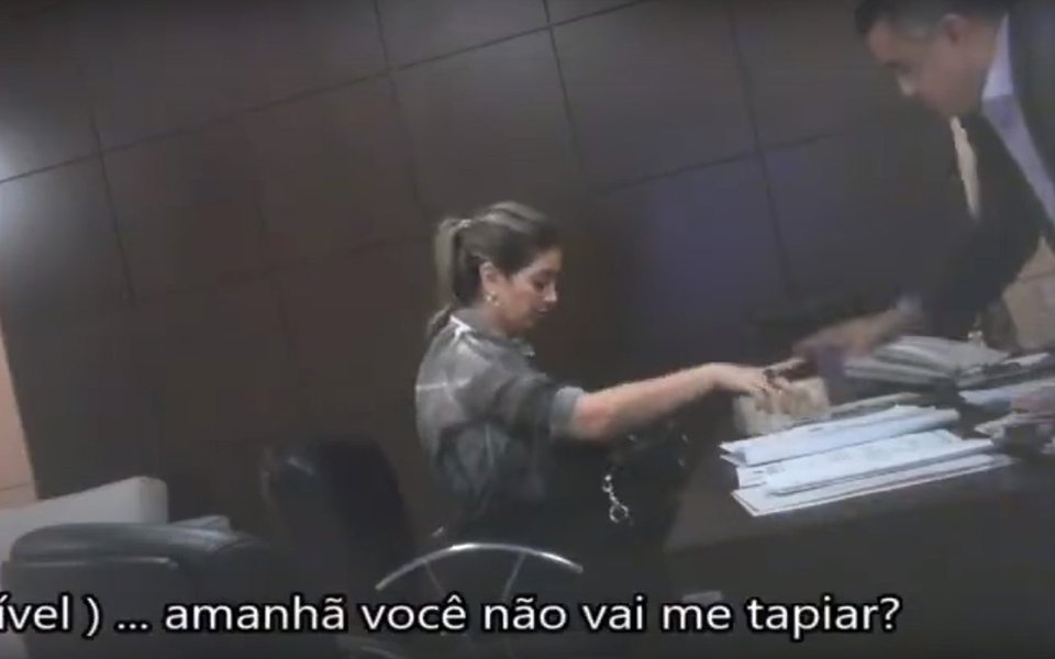 A prefeita de Juara (MT) foi filmada recebendo uma bolada em propina como parte de um grande esquema denunciado na Operação Sodoma; o marido dela, deputado Oscar Bezerra, foi favorável ao impeachment; na época, ele declarou: “Esse é o momento de todos os representantes da população e sociedade em geral se posicionarem sobre os desmandos cometidos pelo governo federal, para que todos os fatos venham à luz, e o Brasil consiga se recuperar desta crise política que possui reflexos diretos em nossa economia” (Foto: Giuliana Miranda) A prefeita de Juara (MT) foi filmada recebendo uma bolada em propina como parte de um grande esquema denunciado na Operação Sodoma; o marido dela, deputado Oscar Bezerra, foi favorável ao impeachment; na época, ele declarou: “Esse é o momento de todos os representantes da população e sociedade em geral se posicionarem sobre os desmandos cometidos pelo governo federal, para que todos os fatos venham à luz, e o Brasil consiga se recuperar desta crise política que possui reflexos diretos em nossa economia”
