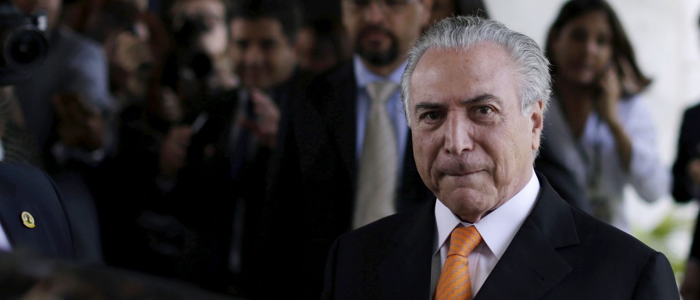 Em entrevista coletiva há pouco, os médicos que assistem Michel Temer disseram que ele passa bem após a cirurgia a que foi submetido na noite de sexta-feira (27); "Clinicamente ele está muito bem, passou a noite em uma semi-intensiva (unidade de terapia semi-intensiva), já está no apartamento e deverá receber alta na segunda-feira (30) de manhã", disse o médico Roberto Kalil Filho; Temer está internado Hospital Sírio-Libanês, em São Paulo (Foto: Romulo Faro) Em entrevista coletiva há pouco, os médicos que assistem Michel Temer disseram que ele passa bem após a cirurgia a que foi submetido na noite de sexta-feira (27); "Clinicamente ele está muito bem, passou a noite em uma semi-intensiva (unidade de terapia semi-intensiva), já está no apartamento e deverá receber alta na segunda-feira (30) de manhã", disse o médico Roberto Kalil Filho; Temer está internado Hospital Sírio-Libanês, em São Paulo