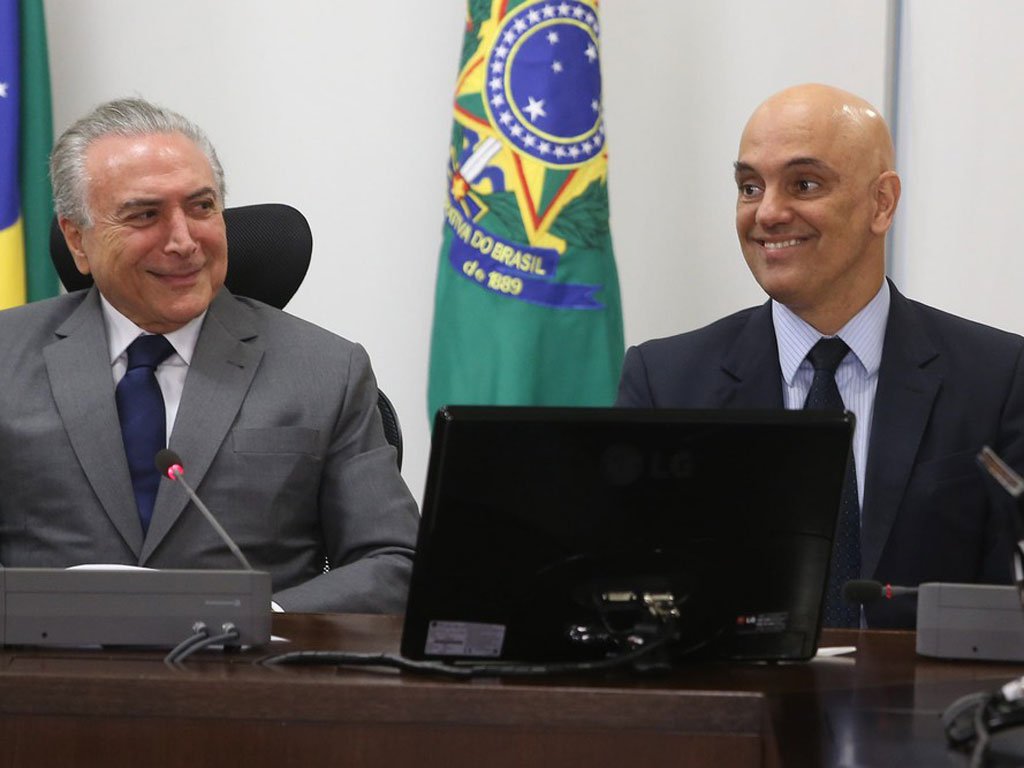 "Qual é o sentido moral que resta neste país quando se nomeia um ministro da Corte Suprema com a intenção manifesta de que sua função será a de proteger corruptos? O que se pode esperar da moralidade social quando os juízes são íntimos daqueles que deveriam julgar, como é o caso de Gilmar Mendes com Temer e com tucanos de alta plumagem?", questiona o professor de Sociologia Aldo Fornazieri; "O Brasil não pode continuar nas mãos daqueles que o estão destruindo. É preciso reconduzir o Brasil no leito da democracia, no sentido social, na busca de direitos, de justiça e de igualdade" (Foto: Aquiles Lins) "Qual é o sentido moral que resta neste país quando se nomeia um ministro da Corte Suprema com a intenção manifesta de que sua função será a de proteger corruptos? O que se pode esperar da moralidade social quando os juízes são íntimos daqueles que deveriam julgar, como é o caso de Gilmar Mendes com Temer e com tucanos de alta plumagem?", questiona o professor de Sociologia Aldo Fornazieri; "O Brasil não pode continuar nas mãos daqueles que o estão destruindo. É preciso reconduzir o Brasil no leito da democracia, no sentido social, na busca de direitos, de justiça e de igualdade"