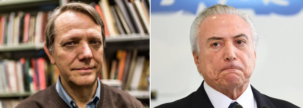 Cientista político e professor da USP André Singer afirmou neste sábado, 23, que a segunda denúncia do ex-procurador-geral da República Rodrigo Janot contra Michel Temer dá conta de uma sistemática ocupação de espaços –tanto no Legislativo quanto no Executivo– com vistas à obtenção de dinheiro; nos rincões do País, no entanto, esta narrativa pode não ser suficiente para derrubar o peemedebista; "Nos rincões do país, o eleitor não sabe quem é o candidato a deputado no qual votará em 2018. Receberá do prefeito um número, digitará na urna, apertará o confirma e acabou. Está reeleito mais um dos que sustentou o quadrilhão" (Foto: Aquiles Lins) www.brasil247.com - Cientista político e professor da USP André Singer afirmou neste sábado, 23, que a segunda denúncia do ex-procurador-geral da República Rodrigo Janot contra Michel Temer dá conta de uma sistemática ocupação de espaços –tanto no Legislativo quanto no Executivo– com vistas à obtenção de dinheiro; nos rincões do País, no entanto, esta narrativa pode não ser suficiente para derrubar o peemedebista; "Nos rincões do país, o eleitor não sabe quem é o candidato a deputado no qual votará em 2018. Receberá do prefeito um número, digitará na urna, apertará o confirma e acabou. Está reeleito mais um dos que sustentou o quadrilhão"