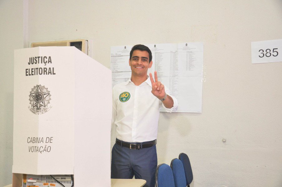 O deputado federal João Henrique Caldas (PSB-AL) protocolou pedido de impeachment do presidente Michel Temer na Câmara Federal nessa quarta-feira (17) à noite; já é o segundo documento que pede a saída de Temer, depois do protocolado pelo deputado Alessandro Molon (Rede-RJ); Caldas afirma que Temer tentou obstruir a Justiça, o que "viola o seu dever constitucional de proteger o Texto Fundamental"; ele cita, ainda, que a conduta do peemedebista se enquadra na descrição para o crime de responsabilidade (Foto: Voney Malta) O deputado federal João Henrique Caldas (PSB-AL) protocolou pedido de impeachment do presidente Michel Temer na Câmara Federal nessa quarta-feira (17) à noite; já é o segundo documento que pede a saída de Temer, depois do protocolado pelo deputado Alessandro Molon (Rede-RJ); Caldas afirma que Temer tentou obstruir a Justiça, o que "viola o seu dever constitucional de proteger o Texto Fundamental"; ele cita, ainda, que a conduta do peemedebista se enquadra na descrição para o crime de responsabilidade