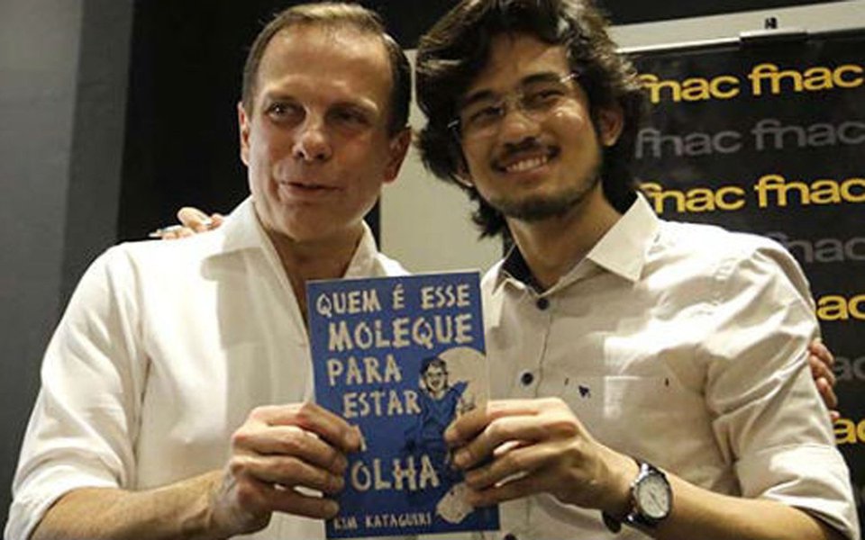 O editor do Tijolaço, Fernando Brito, destaca que a "Folha dá "uma força" ao lançamento do livro de Kim Kataguiri, que qual ao menos o título expressa uma realidade: "Quem é esse moleque para estar na Folha""; "Nos vídeos do MBL vê-se um convescote, talvez, de uma 50 pessoas, no evento, embora se fale que Kim levou três horas autografando os exemplares; o do prefeito João Doria "com um desmanchado ""para o futuro presidente da República"; "a rigor, são dois "filhos da mídia", aos quais se aplica bem a pergunta feita no título do livro", diz Brito; "Dispa-se-lhe dos papéis que interpretam e você encontrará o nada", completa (Foto: Paulo Emílio) O editor do Tijolaço, Fernando Brito, destaca que a "Folha dá "uma força" ao lançamento do livro de Kim Kataguiri, que qual ao menos o título expressa uma realidade: "Quem é esse moleque para estar na Folha""; "Nos vídeos do MBL vê-se um convescote, talvez, de uma 50 pessoas, no evento, embora se fale que Kim levou três horas autografando os exemplares; o do prefeito João Doria "com um desmanchado ""para o futuro presidente da República"; "a rigor, são dois "filhos da mídia", aos quais se aplica bem a pergunta feita no título do livro", diz Brito; "Dispa-se-lhe dos papéis que interpretam e você encontrará o nada", completa