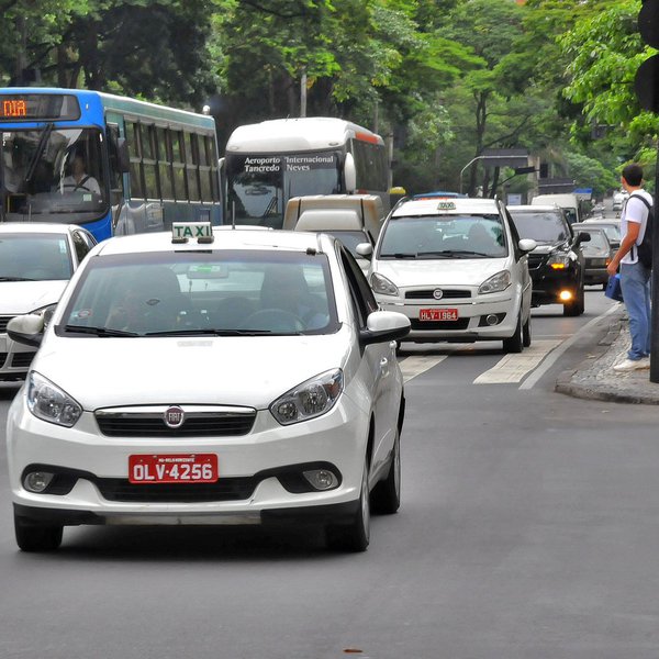 As pistas do Move nas avenidas Antônio Carlos e Pedro I estão liberadas para taxistas a partir desta segunda-feira (6), que tentam recuperar clientes diante da crise econômica e da concorrência de aplicativos de transporte, como Uber e Cabify; a medida é experimental e, depois de três meses, será avaliada quanto à implantação definitiva; apenas táxis com passageiros poderão circular nas pistas de ônibus, na faixa da direita; o embarque e o desembarque de usuários são proibidos (Foto: Leonardo Lucena) As pistas do Move nas avenidas Antônio Carlos e Pedro I estão liberadas para taxistas a partir desta segunda-feira (6), que tentam recuperar clientes diante da crise econômica e da concorrência de aplicativos de transporte, como Uber e Cabify; a medida é experimental e, depois de três meses, será avaliada quanto à implantação definitiva; apenas táxis com passageiros poderão circular nas pistas de ônibus, na faixa da direita; o embarque e o desembarque de usuários são proibidos