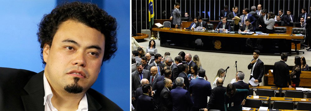 Para o colunista do UOL, Leonardo Sakamoto, discutir a performance de um homem nu em museu de São Paulo foi uma distração enquanto o Congresso Nacional aprovava medidas que "passam a mão na bunda do povo"; de acordo com Sakamoto, a necessidade de fazer o país voltar a crescer fez com que o Congresso fizesse a população mais vulnerável engolir "uma redução de direitos trazida pela Reforma Trabalhista, o congelamento de investimentos em educação e saúde públicas através da PEC do Teto dos Gastos e ter o risco de não conseguir se aposentar se aprovada a Reforma da Previdência"
(Foto: Charles Nisz) Para o colunista do UOL, Leonardo Sakamoto, discutir a performance de um homem nu em museu de São Paulo foi uma distração enquanto o Congresso Nacional aprovava medidas que "passam a mão na bunda do povo"; de acordo com Sakamoto, a necessidade de fazer o país voltar a crescer fez com que o Congresso fizesse a população mais vulnerável engolir "uma redução de direitos trazida pela Reforma Trabalhista, o congelamento de investimentos em educação e saúde públicas através da PEC do Teto dos Gastos e ter o risco de não conseguir se aposentar se aprovada a Reforma da Previdência"
