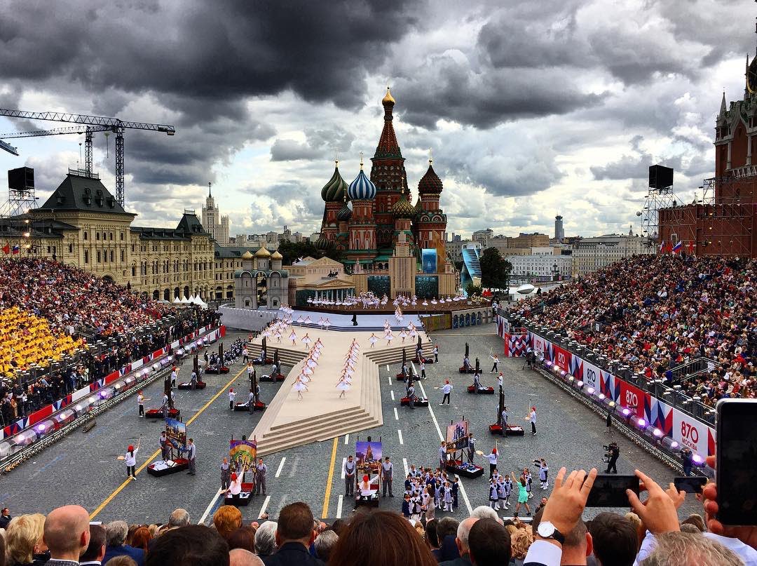 A capital russa, Moscou, celebra neste sábado, 9, seu 870º aniversário; por toda a cidade decorrem festejos comemorativos e concertos com a participação de famosos cantores; líderes do país e o prefeito da capital felicitaram os moscovitas e agradeceram pela sua participação no desenvolvimento da cidade; "Aqui em Moscou estão concentradas e entrelaçadas várias culturas e tradições, aqui foi temperada a força do espírito do nosso povo multinacional", declarou o presidente russo, Vladimir Putin (Foto: Aquiles Lins) A capital russa, Moscou, celebra neste sábado, 9, seu 870º aniversário; por toda a cidade decorrem festejos comemorativos e concertos com a participação de famosos cantores; líderes do país e o prefeito da capital felicitaram os moscovitas e agradeceram pela sua participação no desenvolvimento da cidade; "Aqui em Moscou estão concentradas e entrelaçadas várias culturas e tradições, aqui foi temperada a força do espírito do nosso povo multinacional", declarou o presidente russo, Vladimir Putin