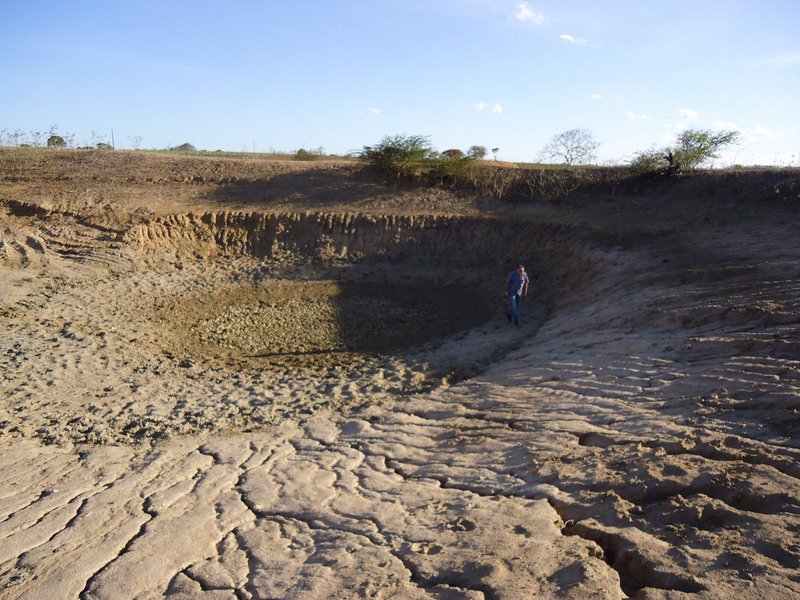 A Defesa Civil de Alagoas pediu ao governo do Estado que decrete situação de emergência em 77 municípios por causa da seca; os números são quase o dobro do ano passado, que foram 40 municípios; já são seis anos com chuvas abaixo da média, o que agrava ainda mais a situação (Foto: Voney Malta) A Defesa Civil de Alagoas pediu ao governo do Estado que decrete situação de emergência em 77 municípios por causa da seca; os números são quase o dobro do ano passado, que foram 40 municípios; já são seis anos com chuvas abaixo da média, o que agrava ainda mais a situação