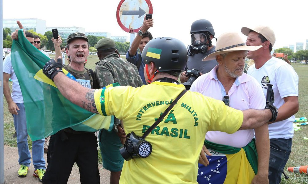 Não importa o quanto as evidências apontem para os outros lados, as esquerdas são culpabilizadas por todas as mazelas da nação. O ódio é direcionado e tem alvo certo. A todos os outros, a redenção (Foto: Guilherme Coutinho) Não importa o quanto as evidências apontem para os outros lados, as esquerdas são culpabilizadas por todas as mazelas da nação. O ódio é direcionado e tem alvo certo. A todos os outros, a redenção