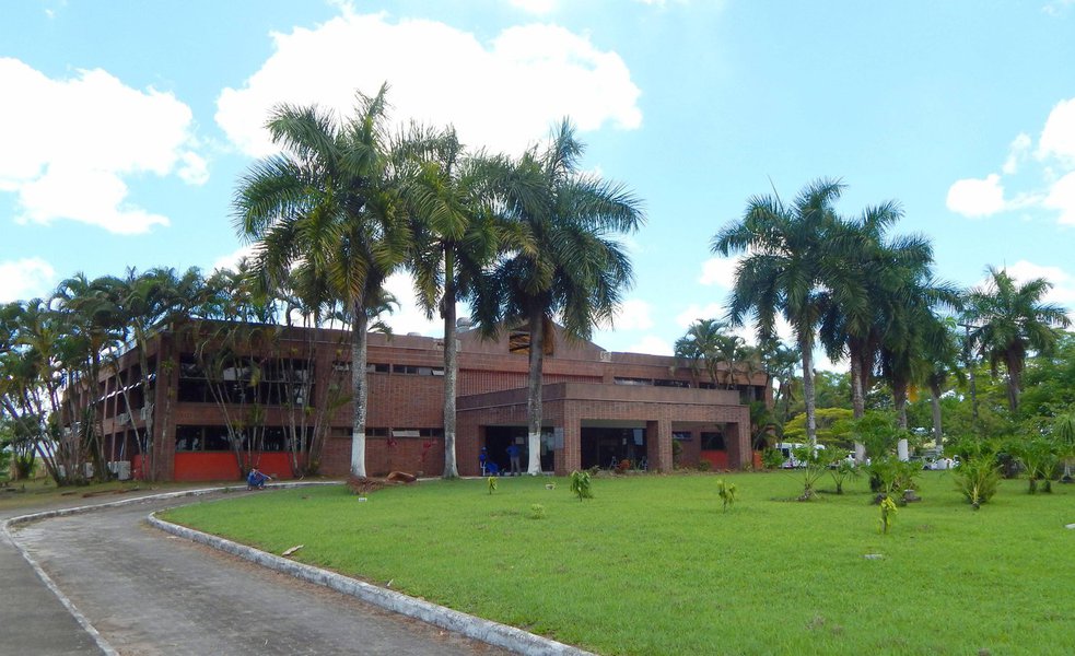 O reitor da Universidade Federal do Sul da Bahia, Naomar Almeida Filho, pediu exoneração do cargo em carta publicada nesta segunda-feira 2; ele explica os motivos do afastamento: o desmonte da universidade pública e os cortes orçamentários promovidos pelo governo Temer (Foto: Charles Nisz) O reitor da Universidade Federal do Sul da Bahia, Naomar Almeida Filho, pediu exoneração do cargo em carta publicada nesta segunda-feira 2; ele explica os motivos do afastamento: o desmonte da universidade pública e os cortes orçamentários promovidos pelo governo Temer
