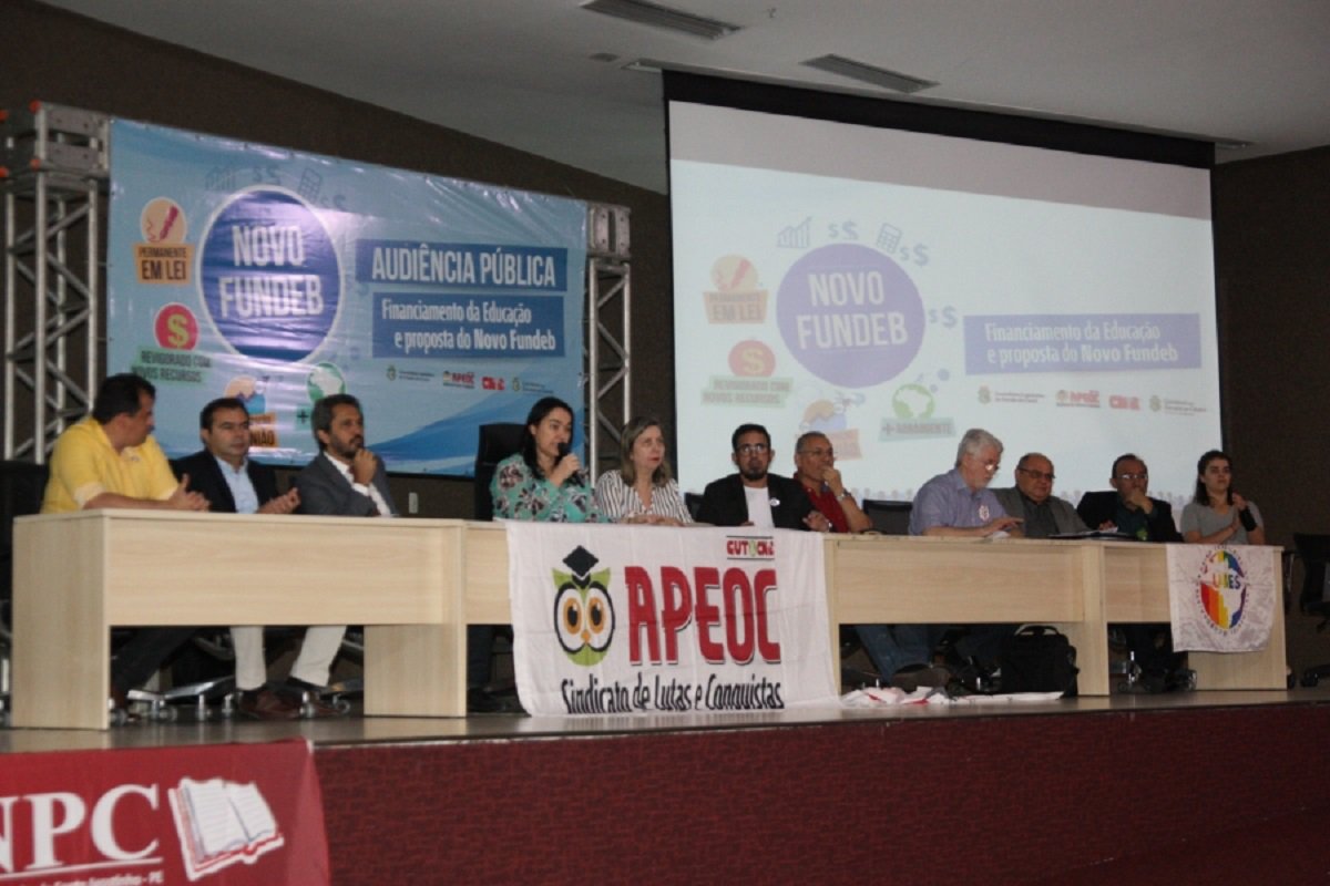 Representantes de entidades, sindicatos e estudantes de todo o País participaram da audiência pública, promovida pela Comissão de Educação da Assembleia Legislativa, nesta quinta-feira (21), para debater sobre a proposta de emenda constitucional nº 15/15, que tramita no Congresso Nacional, e visa tornar permanente o Fundo de Manutenção e Desenvolvimento da Educação Básica e de Valorização dos Profissionais de Educação (Fundeb). De acordo com a legislação atual, o Fundeb tem validade só até 2020 . A audiência pública marcou o lançamento da campanha nacional para tornar o Fundeb permanente (Foto: Fatima 247) Representantes de entidades, sindicatos e estudantes de todo o País participaram da audiência pública, promovida pela Comissão de Educação da Assembleia Legislativa, nesta quinta-feira (21), para debater sobre a proposta de emenda constitucional nº 15/15, que tramita no Congresso Nacional, e visa tornar permanente o Fundo de Manutenção e Desenvolvimento da Educação Básica e de Valorização dos Profissionais de Educação (Fundeb). De acordo com a legislação atual, o Fundeb tem validade só até 2020 . A audiência pública marcou o lançamento da campanha nacional para tornar o Fundeb permanente