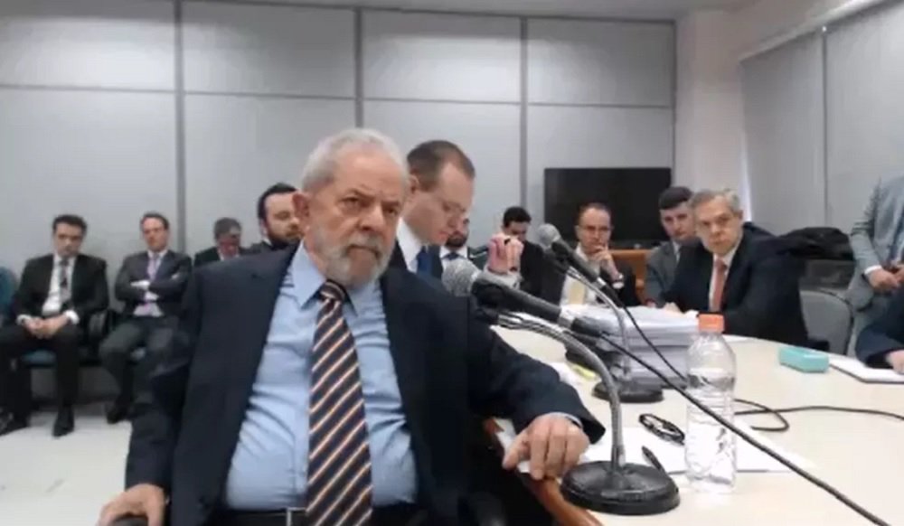 Em depoimento ao juiz Sérgio Moro em Curitiba nesta quarta-feira, o ex-presidente Lula minimizou as declarações do ex-ministro Antônio Palocci tentando lhe incriminar em suposto esquema de propina do PT com a Odebrecht; "Eu vi o Palocci mentir aqui essa semana", disse Lula, acrescentando que viu atentamente o depoimento de seu ex-ministro, que classificou como "cinematográfico" e que parecia ter sido escrito por um roteirista de televisão (Foto: Romulo Faro) Em depoimento ao juiz Sérgio Moro em Curitiba nesta quarta-feira, o ex-presidente Lula minimizou as declarações do ex-ministro Antônio Palocci tentando lhe incriminar em suposto esquema de propina do PT com a Odebrecht; "Eu vi o Palocci mentir aqui essa semana", disse Lula, acrescentando que viu atentamente o depoimento de seu ex-ministro, que classificou como "cinematográfico" e que parecia ter sido escrito por um roteirista de televisão