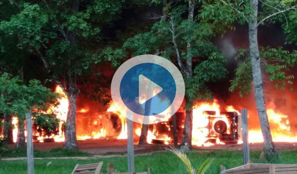Em retaliação a uma operação contra garimpo ilegal, homens armados invadiram e queimaram os escritórios do Ibama, do Incra e do Instituto Chico Mendes (ICMBio), e acordo com relatos de servidores. O Ministério do Meio Ambiente já acionou o Ministério da Defesa; vídeo o local em chamas, assim como duas camionetes do Ibama; ameaçados, os servidores fugiram de suas casas para se abrigar no quartel do Exército (Foto: Aquiles Lins) Em retaliação a uma operação contra garimpo ilegal, homens armados invadiram e queimaram os escritórios do Ibama, do Incra e do Instituto Chico Mendes (ICMBio), e acordo com relatos de servidores. O Ministério do Meio Ambiente já acionou o Ministério da Defesa; vídeo o local em chamas, assim como duas camionetes do Ibama; ameaçados, os servidores fugiram de suas casas para se abrigar no quartel do Exército