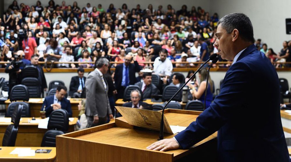 Por 28 votos a 7, o Plenário da Câmara dos Vereadores de Porto Alegre rejeitou o pedido de impeachment contra o prefeito Nélson Marchezan Júnior (PSDB); apresentado por dois taxistas, o pedido alegava descumprimento, por parte da Prefeitura, em fiscalizar e aplicar a Lei 12.162, de 2016, que disciplina o transporte de passageiros por meio de aplicativos de celular (Foto: Charles Nisz) Por 28 votos a 7, o Plenário da Câmara dos Vereadores de Porto Alegre rejeitou o pedido de impeachment contra o prefeito Nélson Marchezan Júnior (PSDB); apresentado por dois taxistas, o pedido alegava descumprimento, por parte da Prefeitura, em fiscalizar e aplicar a Lei 12.162, de 2016, que disciplina o transporte de passageiros por meio de aplicativos de celular