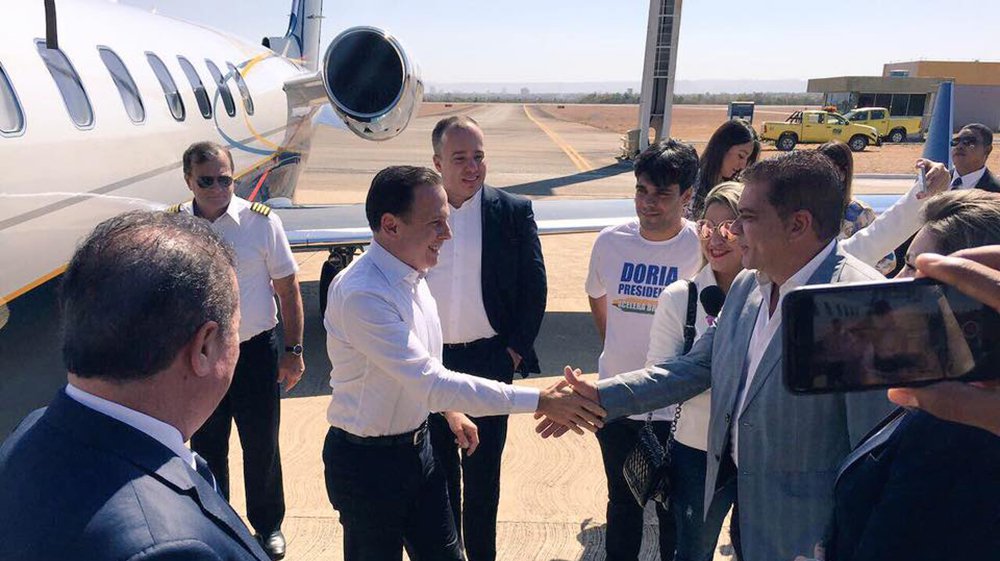 O avião utilizado pelo prefeito João Doria para ir a Palmas, no Tocantins, pertence ao escritório de Nélson Willians, advogado com ligações muito próximas de Michel Temer e o PMDB; o escritório de Nélson Willians foi contratado, no ano passado, pela diretoria do Porto de Santos, antigo feudo político de Temer, sem licitação; confira a reportagem de Joaquim de Carvalho no Diário do Centro do Mundo (Foto: Gisele Federicce) O avião utilizado pelo prefeito João Doria para ir a Palmas, no Tocantins, pertence ao escritório de Nélson Willians, advogado com ligações muito próximas de Michel Temer e o PMDB; o escritório de Nélson Willians foi contratado, no ano passado, pela diretoria do Porto de Santos, antigo feudo político de Temer, sem licitação; confira a reportagem de Joaquim de Carvalho no Diário do Centro do Mundo