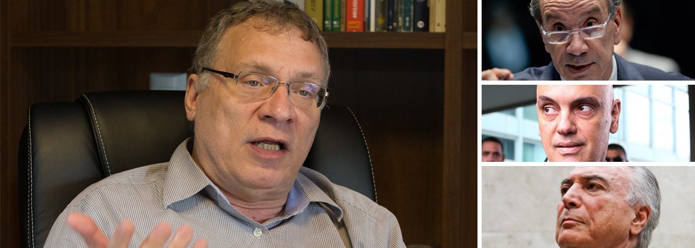 "Correm rumores de que o PSDB pressiona pela nomeação de ninguém mais, ninguém menos que Aloysio Nunes para o Ministério da Justiça. O dedo podre do partido perdedor das eleições de 2014 é poderoso. Como se não bastasse colocar no STF um ministro que nada fez na pasta senão vituperar contra manifestantes e vazar operação policial sigilosa para o Movimento Limpa Brasil (MLP) e é acusado de plágio em sua belíssima obra acadêmica, agora vai ser a vez de outro pitbull insolente", disse o ex-ministro da Justiça, Eugênio Aragão, ao 247; segundo ele, o Brasil foi tomado de assalto por um "grupo de trombadinhas que rasgou a constituição (e a segue rasgando) e se assenhoreou do poder sem cura pela legitimidade de seu exercício" (Foto: Leonardo Attuch) "Correm rumores de que o PSDB pressiona pela nomeação de ninguém mais, ninguém menos que Aloysio Nunes para o Ministério da Justiça. O dedo podre do partido perdedor das eleições de 2014 é poderoso. Como se não bastasse colocar no STF um ministro que nada fez na pasta senão vituperar contra manifestantes e vazar operação policial sigilosa para o Movimento Limpa Brasil (MLP) e é acusado de plágio em sua belíssima obra acadêmica, agora vai ser a vez de outro pitbull insolente", disse o ex-ministro da Justiça, Eugênio Aragão, ao 247; segundo ele, o Brasil foi tomado de assalto por um "grupo de trombadinhas que rasgou a constituição (e a segue rasgando) e se assenhoreou do poder sem cura pela legitimidade de seu exercício"