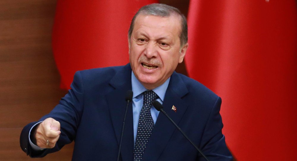 A crise diplomática entre Holanda e Turquia ganhou novos contornos neste domingo; o presidente turco, Recep Tayyip Erdogan, afirmou que a Holanda está agindo como "uma república de bananas e deveria sofrer sanções internacionais por ter barrado dois ministros turcos que pretendiam fazer comícios no país; "Eles vão pagar caro e vão aprender o que é diplomacia", disse Erdogan; o primeiro-ministro holandês, Mark Rutte, afirmou que a Turquia está agindo "de forma totalmente inaceitável e irresponsável" (Foto: José Barbacena) A crise diplomática entre Holanda e Turquia ganhou novos contornos neste domingo; o presidente turco, Recep Tayyip Erdogan, afirmou que a Holanda está agindo como "uma república de bananas e deveria sofrer sanções internacionais por ter barrado dois ministros turcos que pretendiam fazer comícios no país; "Eles vão pagar caro e vão aprender o que é diplomacia", disse Erdogan; o primeiro-ministro holandês, Mark Rutte, afirmou que a Turquia está agindo "de forma totalmente inaceitável e irresponsável"