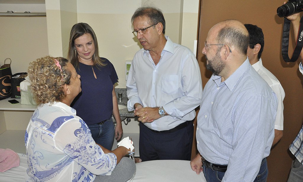 O governo do Tocantins dá mais um importante passo na universalização do atendimento do SUS, com a entrega de mais 96 leitos de internação no Hospital Geral de Palmas (HGP), feita pelo governador Marcelo Miranda; com essa entrega, o HGP passa a contar com um total de 390 espaços destinados a especialidades clínicas e cirúrgicas. Ele esteve acompanhado da vice-governadora, Claudia Lelis, de secretários e deputados estaduais; “Estamos conseguindo mudar o quadro da Saúde no Tocantins, com mais de 55% desta obra concluída”, disse Marcelo (Foto: Leonardo Lucena) O governo do Tocantins dá mais um importante passo na universalização do atendimento do SUS, com a entrega de mais 96 leitos de internação no Hospital Geral de Palmas (HGP), feita pelo governador Marcelo Miranda; com essa entrega, o HGP passa a contar com um total de 390 espaços destinados a especialidades clínicas e cirúrgicas. Ele esteve acompanhado da vice-governadora, Claudia Lelis, de secretários e deputados estaduais; “Estamos conseguindo mudar o quadro da Saúde no Tocantins, com mais de 55% desta obra concluída”, disse Marcelo