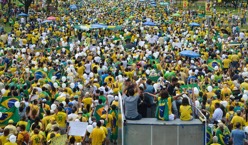 Uma pesquisa do Instituto de Pesquisa Econômica Aplicada (Ipea) mostra que os brasileiros que ganham até dois salários mínimos mensais pagam 53,9% deste valor em impostos; já a população que ganha acima de 30 salários mínimos paga até 29% - ou seja, há uma forte injustiça fiscal no formato atual de arrecadação, que privilegia as camadas mais ricas (Foto: Charles Nisz) Uma pesquisa do Instituto de Pesquisa Econômica Aplicada (Ipea) mostra que os brasileiros que ganham até dois salários mínimos mensais pagam 53,9% deste valor em impostos; já a população que ganha acima de 30 salários mínimos paga até 29% - ou seja, há uma forte injustiça fiscal no formato atual de arrecadação, que privilegia as camadas mais ricas