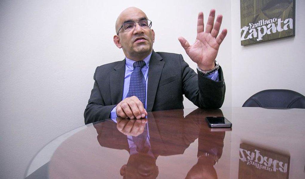O nome de Luís Carlos Valois virou manchete nacional no primeiro dia do ano; os presos que tomaram o Complexo Anísio Jobim (AM) pediram por ele para negociar com o Estado; cruzou o portão do Compaj para se deparar com o que descreveu como “uma cena dantesca”; o cheiro era “vivo de sangue, misturado a carne queimada”, disse; “Os corpos jogados no chão, decapitados, falavam mais alto que Michel Foucault”; em Porto Alegre, ele conversou com o Sul21 a respeito do sistema prisional brasileiro, da lei anti-drogas, de abolicionismo penal e qual o papel do Estado diante do colapso do sistema (Foto: Leonardo Lucena) O nome de Luís Carlos Valois virou manchete nacional no primeiro dia do ano; os presos que tomaram o Complexo Anísio Jobim (AM) pediram por ele para negociar com o Estado; cruzou o portão do Compaj para se deparar com o que descreveu como “uma cena dantesca”; o cheiro era “vivo de sangue, misturado a carne queimada”, disse; “Os corpos jogados no chão, decapitados, falavam mais alto que Michel Foucault”; em Porto Alegre, ele conversou com o Sul21 a respeito do sistema prisional brasileiro, da lei anti-drogas, de abolicionismo penal e qual o papel do Estado diante do colapso do sistema