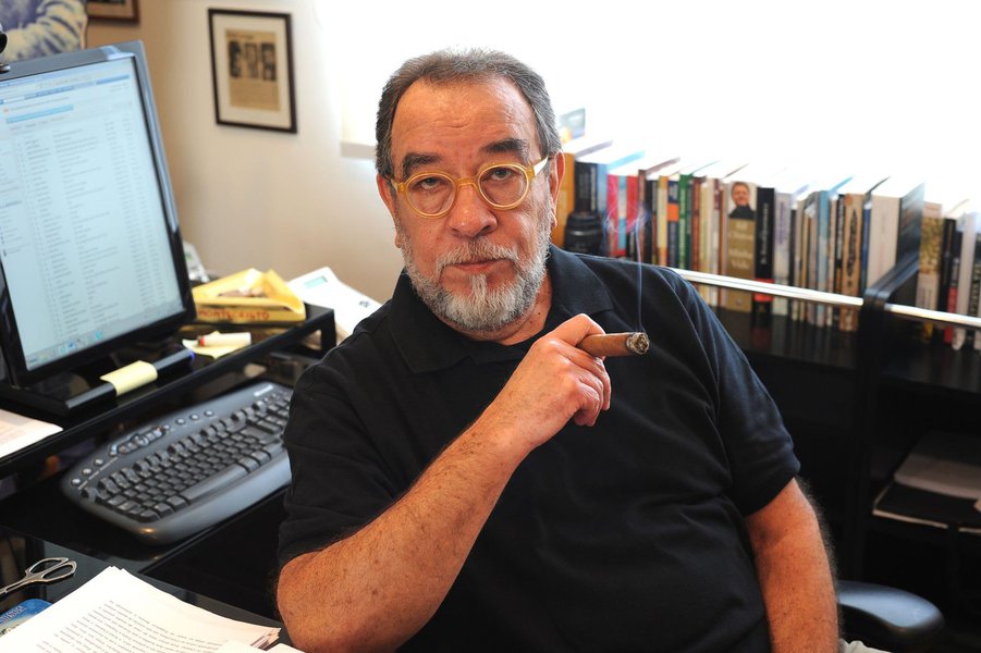 Jornalista e escritor também criticou nesta sexta-feira 11, durante o julgamento simbólico da Operação Lava Jato, em Curitiba, a mídia brasileira e disse ver relação direta entre a força-tarefa da Lava Jato e o processo que culminou com o impeachment de Dilma Rousseff; "Cada dia mais me convenço que há uma implicação, uma ligação radical entre o golpe de Estado e a Lava Jato", disse; "São irmãos siameses, são xipófagos, uma coisa não teria acontecido sem a outra, uma dependeu da outra" (Foto: Gisele Federicce) Jornalista e escritor também criticou nesta sexta-feira 11, durante o julgamento simbólico da Operação Lava Jato, em Curitiba, a mídia brasileira e disse ver relação direta entre a força-tarefa da Lava Jato e o processo que culminou com o impeachment de Dilma Rousseff; "Cada dia mais me convenço que há uma implicação, uma ligação radical entre o golpe de Estado e a Lava Jato", disse; "São irmãos siameses, são xipófagos, uma coisa não teria acontecido sem a outra, uma dependeu da outra"