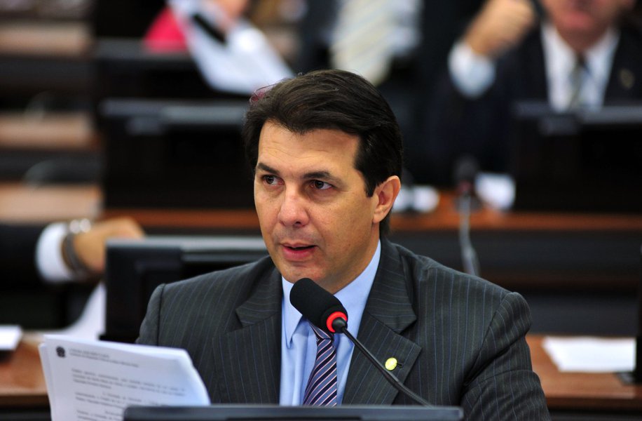 Deputado Arthur Mais (PPS-BA), relator da reforma da Previdência na Câmara, confirmou nesta quarta-feira, 19, que a idade mínima para policiais federais, policiais rodoviários federais e policiais ferroviários federais poderem se aposentar ficará em 55 anos; "Concordamos com esse pleito para que tenhamos uma equivalência entre policiais para que tenhamos equivalência entre militares e policiais sobre quando virá o tempo nas regras permanentes de aposentadoria", disse; Maia já havia reduzido a idade mínima das categorias de policiais federais para 60 anos, com 25 anos de contribuição, e 20 anos em "atividade de risco na respectiva categoria"; Agora, ele recuou ainda mais e baixou para 55 anos (Foto: Aquiles Lins) Deputado Arthur Mais (PPS-BA), relator da reforma da Previdência na Câmara, confirmou nesta quarta-feira, 19, que a idade mínima para policiais federais, policiais rodoviários federais e policiais ferroviários federais poderem se aposentar ficará em 55 anos; "Concordamos com esse pleito para que tenhamos uma equivalência entre policiais para que tenhamos equivalência entre militares e policiais sobre quando virá o tempo nas regras permanentes de aposentadoria", disse; Maia já havia reduzido a idade mínima das categorias de policiais federais para 60 anos, com 25 anos de contribuição, e 20 anos em "atividade de risco na respectiva categoria"; Agora, ele recuou ainda mais e baixou para 55 anos