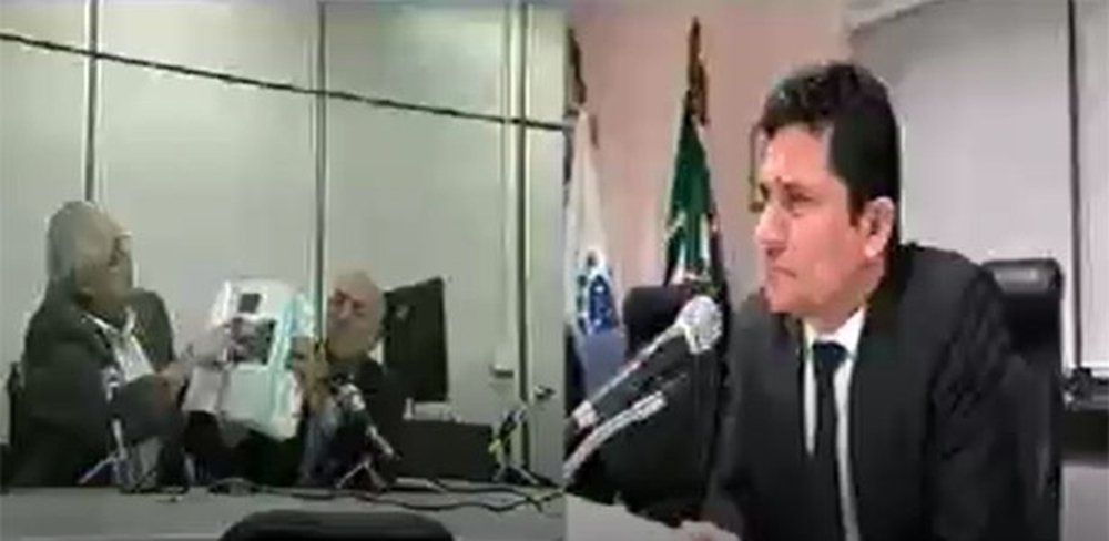 O jornalista Fernando Brito, no Tijolaço, destaca a tentativa do ex-deputado pepista Pedro Correa de incriminar o ex-presidente Lula com fotos de reuniões políticos; as "provas" foram apresentadas ao juiz Sergio Moro, que, de acordo dom Brito, não parece levar a si mesmo a sério; "O Doutor Sérgio Moro parece não levar a si mesmo a sério ou a prezar seu próprio tempo, que deve ser escasso. Numa cena patética, o ex- deputado do PP, Pedro Correa, ficou exibindo fotos de quando era presidente da sigle e, nesta condição, participava do Conselho Político do governo Lula", diz no Tijolaço (Foto: José Barbacena) O jornalista Fernando Brito, no Tijolaço, destaca a tentativa do ex-deputado pepista Pedro Correa de incriminar o ex-presidente Lula com fotos de reuniões políticos; as "provas" foram apresentadas ao juiz Sergio Moro, que, de acordo dom Brito, não parece levar a si mesmo a sério; "O Doutor Sérgio Moro parece não levar a si mesmo a sério ou a prezar seu próprio tempo, que deve ser escasso. Numa cena patética, o ex- deputado do PP, Pedro Correa, ficou exibindo fotos de quando era presidente da sigle e, nesta condição, participava do Conselho Político do governo Lula", diz no Tijolaço