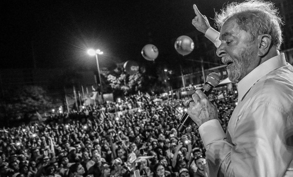 No primeiro dia de sua caravana por Minas Gerais, o ex-presidente Luiz Inácio Lula a Silva destacou sua motivação p ara voltar ao Planalto; "Vou completar 72 anos, mas estou com corpinho de um jovem de 30. Estou me preparando. Eles que façam plástica, qualquer coisa, porque eu vou voltar com o tesão de 20 anos para salvar esse país do que eles estão fazendo", disse Lula em Ipatinga (Foto: Giuliana Miranda) No primeiro dia de sua caravana por Minas Gerais, o ex-presidente Luiz Inácio Lula a Silva destacou sua motivação p ara voltar ao Planalto; "Vou completar 72 anos, mas estou com corpinho de um jovem de 30. Estou me preparando. Eles que façam plástica, qualquer coisa, porque eu vou voltar com o tesão de 20 anos para salvar esse país do que eles estão fazendo", disse Lula em Ipatinga