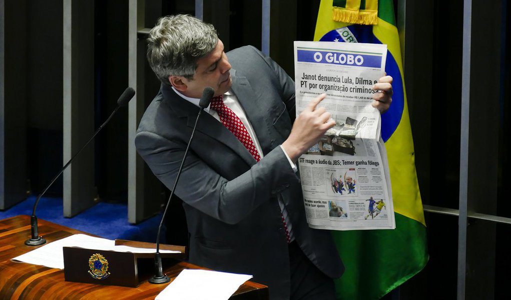 O senador Lindbergh Farias (PT-RJ) repudiou, em Plenário, a decisão do PGR, Rodrigo Janot, de apresentar denúncia contra os ex-presidentes Dilma Rousseff e Lula, além de seis outros integrantes do PT, pelo crime de organização criminosa; de acordo com o parlamentar, por trás da medida está o interesse de "desviar o foco" de outros fatos graves, como a "desmoralizada delação" que a PGR firmou com o empresário Joesley Batista, da JBS; assista (Foto: Leonardo Lucena) O senador Lindbergh Farias (PT-RJ) repudiou, em Plenário, a decisão do PGR, Rodrigo Janot, de apresentar denúncia contra os ex-presidentes Dilma Rousseff e Lula, além de seis outros integrantes do PT, pelo crime de organização criminosa; de acordo com o parlamentar, por trás da medida está o interesse de "desviar o foco" de outros fatos graves, como a "desmoralizada delação" que a PGR firmou com o empresário Joesley Batista, da JBS; assista
