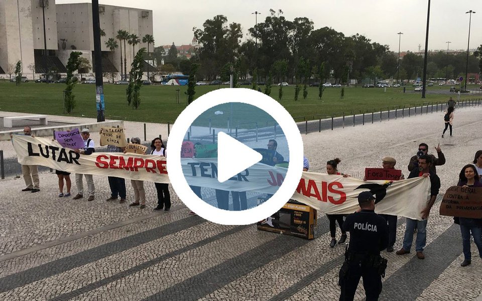 O ministro do STF (Supremo Tribunal Federal) Gilmar Mendes foi recebido com vaias e gritos de "golpista" em sua chegada à Faculdade de Direito da Universidade de Lisboa, onde acontece um seminário organizado por ele; o evento reúne diversas lideranças tucanas, como o ex-presidente Fernando Henrique Cardoso, além de diversos nomes citados na Lava Jato, como o ministro Bruno Araújo (Cidades) (Foto: Giuliana Miranda) O ministro do STF (Supremo Tribunal Federal) Gilmar Mendes foi recebido com vaias e gritos de "golpista" em sua chegada à Faculdade de Direito da Universidade de Lisboa, onde acontece um seminário organizado por ele; o evento reúne diversas lideranças tucanas, como o ex-presidente Fernando Henrique Cardoso, além de diversos nomes citados na Lava Jato, como o ministro Bruno Araújo (Cidades)