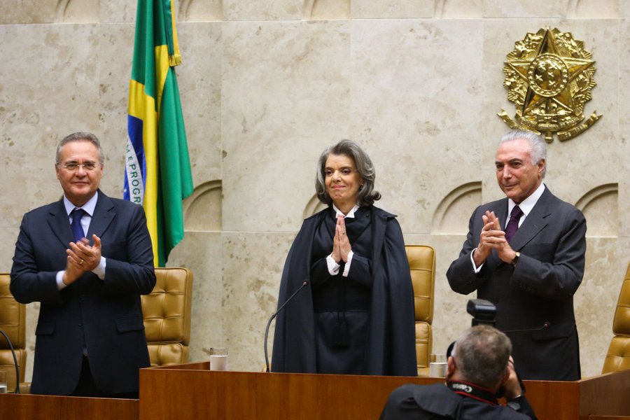 O ex-presidente do Senado e líder do PMDB, Renan Calheiros, defendeu a saída de Michel Temer e apresentou possíveis substitutos para o País na maior crise política já vivenciada; Renan citou a ministra Carmem Lúcia, presidente do Supremo Tribunal Federal, como opção; "Tem cumprido papel de relevância à frente da Corte", disse; e lançou também os ex-ministros do STF Joaquim Barbosa e Nelson Jobim, além da senadora Kátia Abreu (PMDB), o presidente da Câmara, Rodrigo Maia (DEM-RJ), e o do Senado, Eunício Oliveira (PMDB-CE); sem falar em renúncia, Renan diz que Temer precisa compreender o seu papel na história (Foto: Voney Malta) O ex-presidente do Senado e líder do PMDB, Renan Calheiros, defendeu a saída de Michel Temer e apresentou possíveis substitutos para o País na maior crise política já vivenciada; Renan citou a ministra Carmem Lúcia, presidente do Supremo Tribunal Federal, como opção; "Tem cumprido papel de relevância à frente da Corte", disse; e lançou também os ex-ministros do STF Joaquim Barbosa e Nelson Jobim, além da senadora Kátia Abreu (PMDB), o presidente da Câmara, Rodrigo Maia (DEM-RJ), e o do Senado, Eunício Oliveira (PMDB-CE); sem falar em renúncia, Renan diz que Temer precisa compreender o seu papel na história