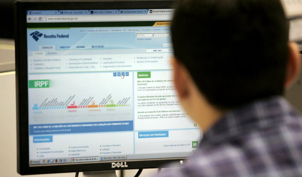 Receita Federal libera nesta quinta-feira o download do Programa Gerador do Imposto de Renda 2017. Ele é usado para realizar a declaração, que pode ser enviada entre 2 de março e 28 de abril; entrega da DIRPF poderá ser feita pela internet, com o programa de transmissão da Receita Federal (Receitanet), online (com certificado digital), na página do próprio Fisco, ou por meio do aplicativo "Fazer Declaração", disponível para tablets e smartphones; quem não entregar a declaração dentro do prazo pagará uma multa, que vai de R$ 165,74 até 20% do imposto devido (Foto: Aquiles Lins) Receita Federal libera nesta quinta-feira o download do Programa Gerador do Imposto de Renda 2017. Ele é usado para realizar a declaração, que pode ser enviada entre 2 de março e 28 de abril; entrega da DIRPF poderá ser feita pela internet, com o programa de transmissão da Receita Federal (Receitanet), online (com certificado digital), na página do próprio Fisco, ou por meio do aplicativo "Fazer Declaração", disponível para tablets e smartphones; quem não entregar a declaração dentro do prazo pagará uma multa, que vai de R$ 165,74 até 20% do imposto devido