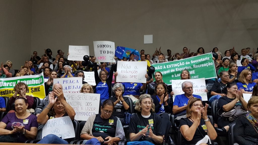 Um grupo de vereadores, liderados pela petista Sofia Cavedon, lançou a Frente Parlamentar em Defesa do Direito Social ao Esporte, ao Lazer e à Recreação, na Câmara de Vereadores; a iniciativa é uma tentativa de barrar a extinção da Secretaria Municipal do Esporte, Lazer e Recreação já anunciada pela gestão de Nelson Marchezan Jr (PSDB), ainda no início de seu mandato, em janeiro; na votação na Câmara, a extinção da secretaria ganhou por um voto na maioria simples (Foto: Leonardo Lucena) Um grupo de vereadores, liderados pela petista Sofia Cavedon, lançou a Frente Parlamentar em Defesa do Direito Social ao Esporte, ao Lazer e à Recreação, na Câmara de Vereadores; a iniciativa é uma tentativa de barrar a extinção da Secretaria Municipal do Esporte, Lazer e Recreação já anunciada pela gestão de Nelson Marchezan Jr (PSDB), ainda no início de seu mandato, em janeiro; na votação na Câmara, a extinção da secretaria ganhou por um voto na maioria simples