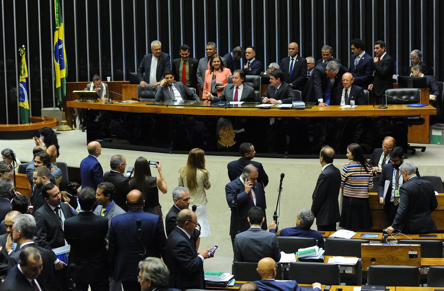 Depois de não ter quórum na semana passada, o governo Temer conseguiu aprovar nesta terça-feira no Congresso Nacional o projeto de lei que aumenta as metas de déficit primário do país em 2017 e 2018, ao rejeitar dois destaques ao texto; o projeto prevê que o governo central (Tesouro, Banco Central e Previdência) pode fazer um rombo primário de até R$ 159 bilhões neste e no próximo ano (Foto: Gisele Federicce) Depois de não ter quórum na semana passada, o governo Temer conseguiu aprovar nesta terça-feira no Congresso Nacional o projeto de lei que aumenta as metas de déficit primário do país em 2017 e 2018, ao rejeitar dois destaques ao texto; o projeto prevê que o governo central (Tesouro, Banco Central e Previdência) pode fazer um rombo primário de até R$ 159 bilhões neste e no próximo ano