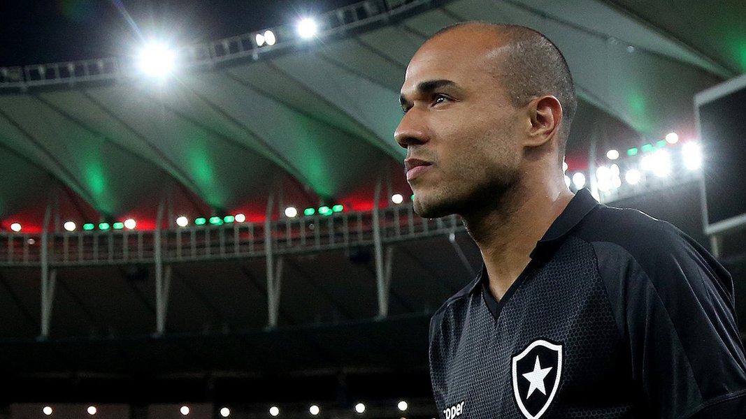 O atacante Roger, do Botafogo, foi diagnosticado com um tumor renal e não joga mais pelo clube no Campeonato Brasileiro de Futebol; ele é o artilheiro do Botafogo em 2017 e vivia um dos melhores momentos da carreira; o atleta de 33 anos tem contrato até o fim da temporada e estava em processo de negociação para renovação; o clima é de comoção no clube (Foto: Voney Malta) O atacante Roger, do Botafogo, foi diagnosticado com um tumor renal e não joga mais pelo clube no Campeonato Brasileiro de Futebol; ele é o artilheiro do Botafogo em 2017 e vivia um dos melhores momentos da carreira; o atleta de 33 anos tem contrato até o fim da temporada e estava em processo de negociação para renovação; o clima é de comoção no clube