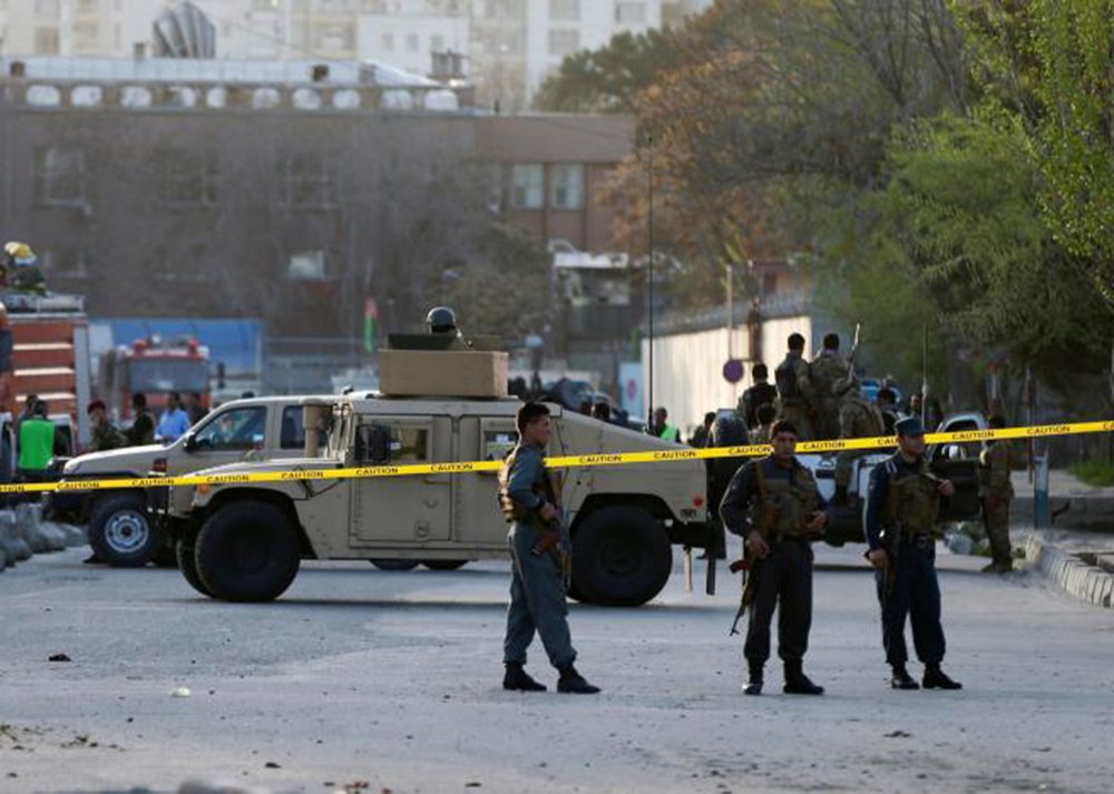 Pelo menos cinco civis morreram e três pessoas ficaram feridas em um atentado suicida no exterior do Palácio Presidencial do Afeganistão, em uma zona de alta segurança do centro de Cabul; grupo terrorista Estado Islâmico (EI) reivindicou a autoria do atentado em um breve comunicado divulgado na internet pela agência Amaq, filiada aos extremistas (Foto: Paulo Emílio) Pelo menos cinco civis morreram e três pessoas ficaram feridas em um atentado suicida no exterior do Palácio Presidencial do Afeganistão, em uma zona de alta segurança do centro de Cabul; grupo terrorista Estado Islâmico (EI) reivindicou a autoria do atentado em um breve comunicado divulgado na internet pela agência Amaq, filiada aos extremistas