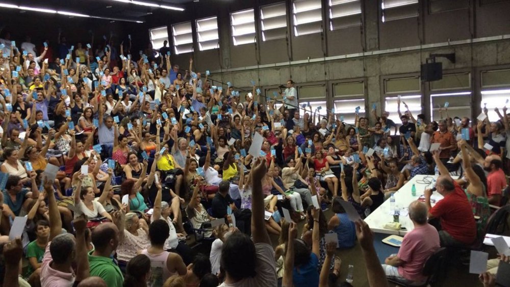 Após quase três meses de paralisação, o primeiro dia de aulas do segundo semestre de 2016 da Universidade do Estado do Rio de Janeiro (Uerj) começou nesta segunda-feira 10, mas os docentes decidiram em assembleia nesta tarde continuar em estado de greve. Além dos salários de fevereiro, março e do 13º atrasados, os docentes reclamam da falta de infraestrutura e limpeza nas unidades (Foto: Gisele Federicce) Após quase três meses de paralisação, o primeiro dia de aulas do segundo semestre de 2016 da Universidade do Estado do Rio de Janeiro (Uerj) começou nesta segunda-feira 10, mas os docentes decidiram em assembleia nesta tarde continuar em estado de greve. Além dos salários de fevereiro, março e do 13º atrasados, os docentes reclamam da falta de infraestrutura e limpeza nas unidades
